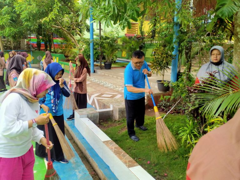 Jumat Bersih Adiwiyata dan Gerakan Bersih Pacitanku