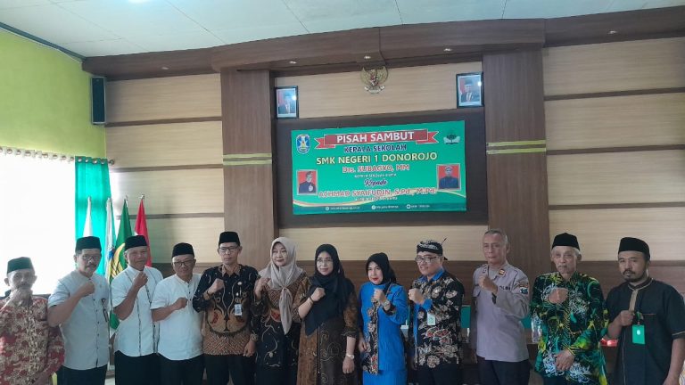 PISAH SAMBUT KEPALA SEKOLAH BARU DAN LAMA SMK NEGERI 1 DONOROJO