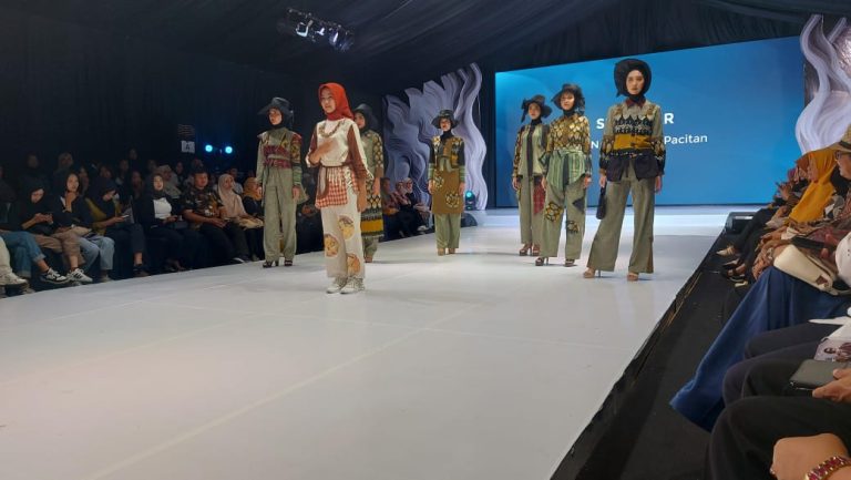 PARTISIPASI DESAINER PEMULA SMKN 1 DONOROJO DALAM ACARA MALANG FASHION WEEK (MFW)