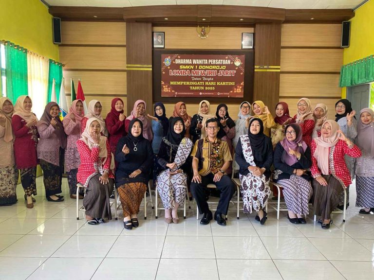 Memperingati Hari Kartini dirangkaikan dengan Lomba Mewiru Jarit Tahun 2025