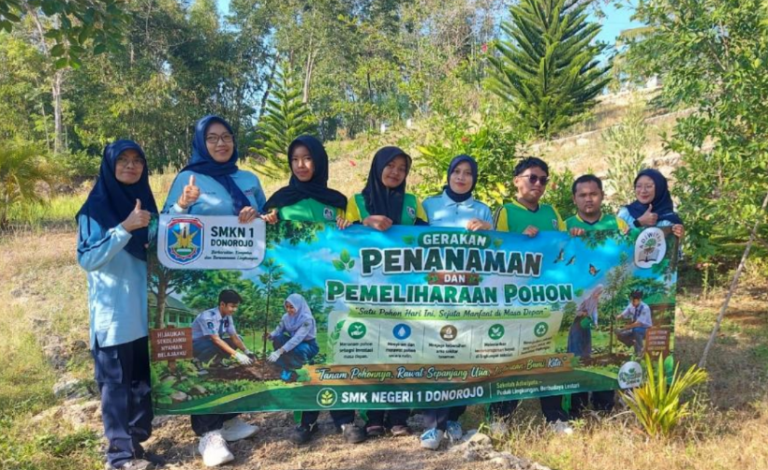 Peringati Hari Penanaman Pohon Sedunia, Warga SMKN 1 Donorojo Gelar Aksi Penghijauan di Dusun Druju