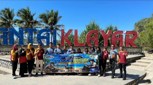 Dukung Program Adiwiyata, Warga SMKN 1 Donorojo Gelar Aksi Bersih Pantai di Pesisir Klayar